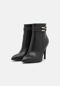 Tamaris Heart & Sole Kotníková obuv na vysokém podpatku - black