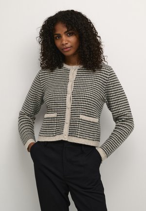Strick-Cardigan in Dunkelgrün und Creme mit einem strukturierten Punkte-Muster, rundem Halsausschnitt, Knopfriegel und zwei vorderen Taschen.