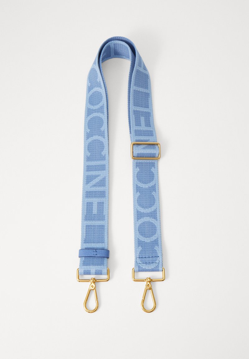 Cintura intrecciata di colore azzurro chiaro con logo impresso, dotata di accessori in metallo dorato e attacchi a clip a entrambe le estremità. Texture liscia, larghezza media.