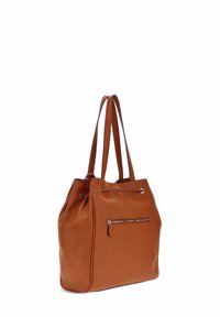 Braune Leder-Tote mit doppelten Schulterriemen, Kordelzugverschluss und einem äußeren Reißverschlussfach. Glatte Textur und strukturierte Form.