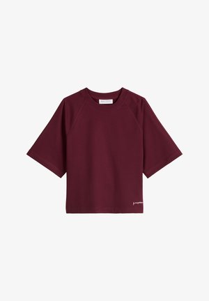 Kurzärmeliges, burgunderrotes T-Shirt mit Rundhalsausschnitt, Raglanärmeln und kleinem weißen Schriftzug nahe dem unteren Saum vor weißem Hintergrund.