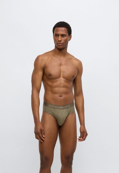 Zielone majtki w wzory z elastycznym pasem z logo "Emporio Armani". Gładka tekstura, dopasowany krój, niski stan.