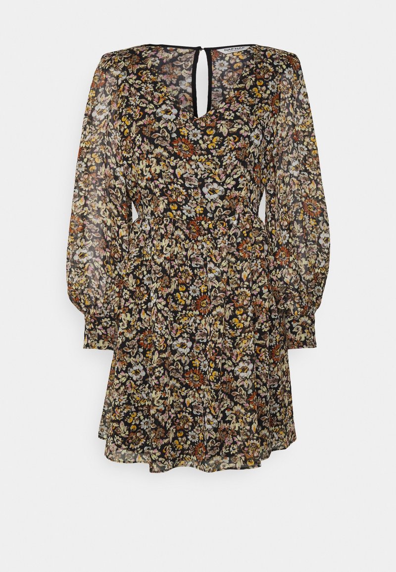 Robe longue à manches longues à motifs floraux, taille cintrée, encolure en V avec ouverture, et fleurs multicolores sur tissu noir transparent.