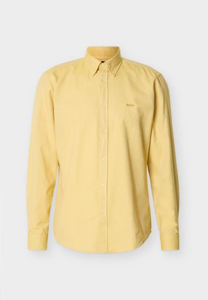 Lichtgeel overhemd met lange mouwen, knoopsluiting en een button-down kraag, voorzien van een klein geborduurd "BOSS"-logo op de linkerborst.