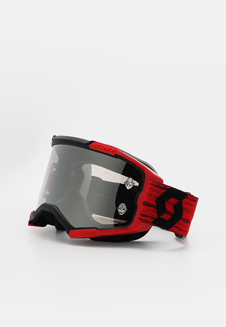 Rote und schwarze Scott Motocross-Brillen mit klarem Schutzglas und verstellbarem elastischem Band auf weißem Hintergrund.
