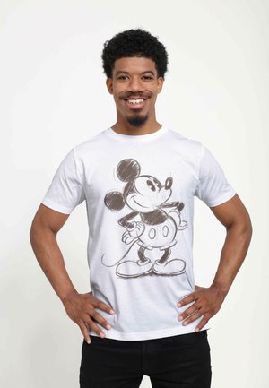 Hvid bomulds t-shirt med et stort sort og gråt skitse af Mickey Mouse. Rund halsudskæring og korte ærmer. Ensfarvet baggrund.