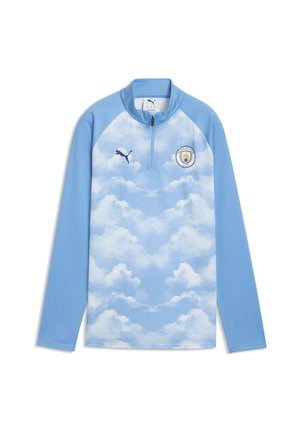 Długi, jasnoniebieski sportowy top z wzorem chmur, logo Manchester City na piersi, logo Puma oraz kołnierz na zamek do ćwiartki.