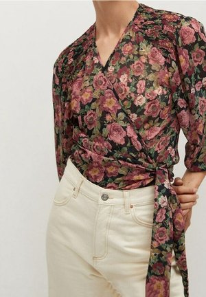 Blomstret bluse med pink og røde roser, smocked skuldre, puff ærmer, parret med høj talje off-white bukser.