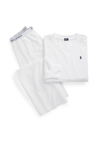 Λευκό πουκάμισο μακρυμάνικο με το λογότυπο Polo Ralph Lauren σε ναυτικό μπλε, διπλωμένο δίπλα σε λευκό παντελόνι με ζώνη μέσης με το λογότυπο Polo Ralph Lauren.