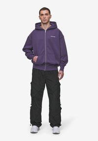 Pegador ARDEN PARACHUTE PANTS - Nadrágok - black/deep purple