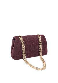 Fioletowa kopertówka z tkaniny o fakturowanym wykończeniu i złotym łańcuszkiem, z miękkim, zaokrąglonym designem i prostokątnym kształtem.