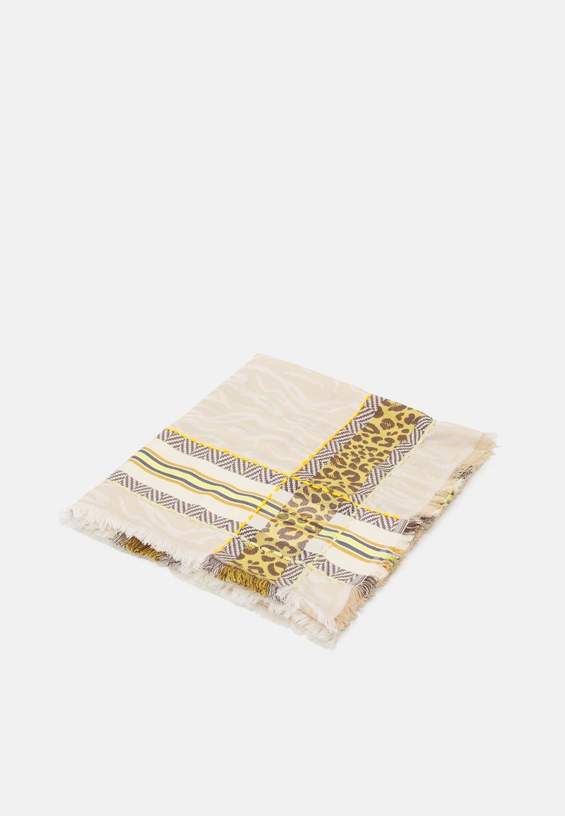 Écharpe beige et blanche pliée avec imprimé léopard, couture jaune, motifs rayés et en chevrons, bords frangés.