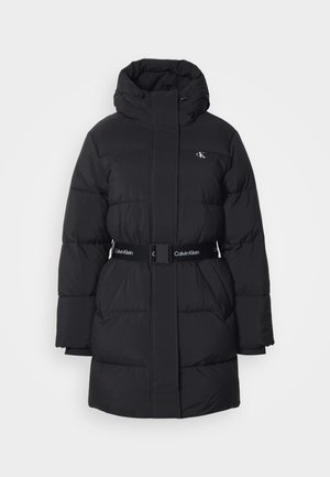 Giacca a vento nera con cappuccio, caratterizzata da una cintura con branding Calvin Klein, texture trapuntata e design dritto con colletto alto.
