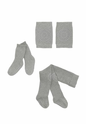 Graue, rutschfeste Knieschützer, Socken und Strumpfhosen mit kreisförmigen Griffmustern auf weißem Hintergrund, angeordnet in drei separaten Paaren.
