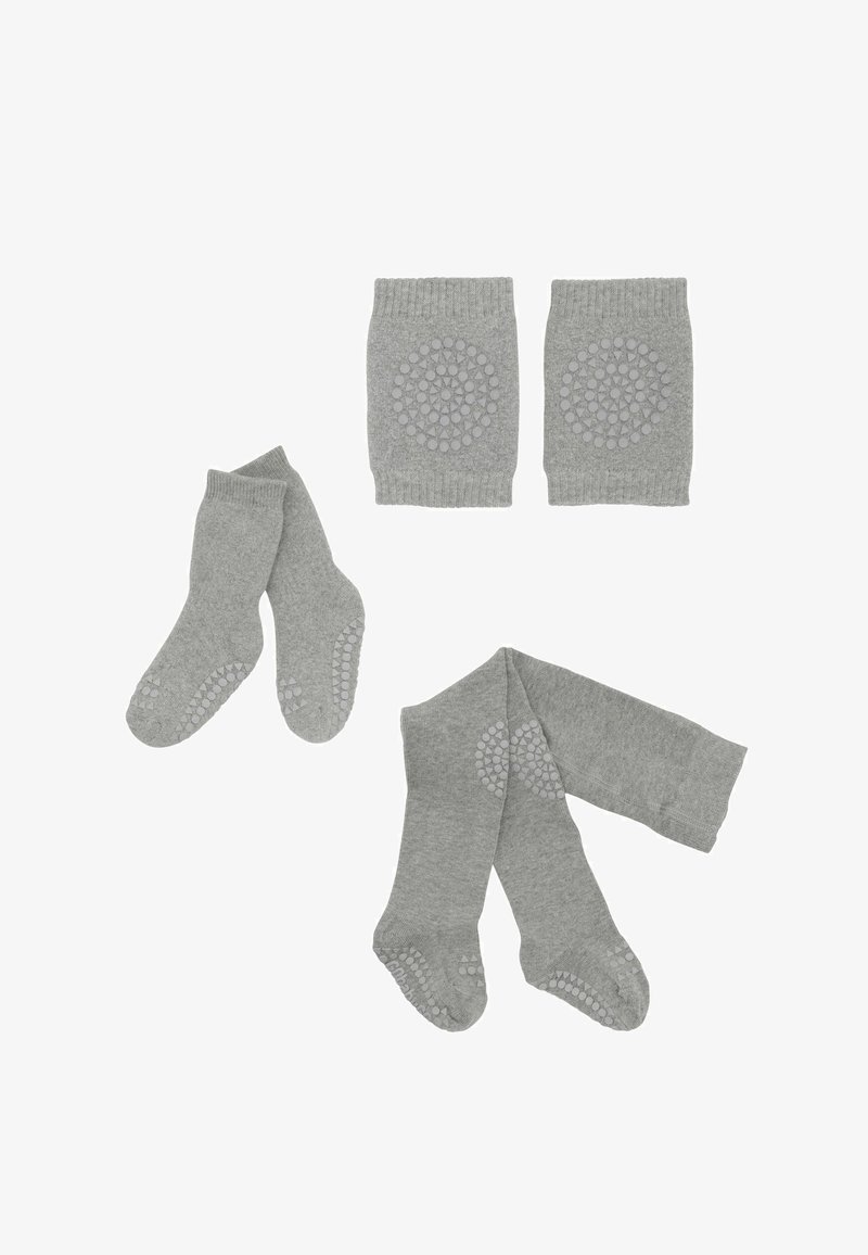 Graue, rutschfeste Knieschützer, Socken und Strumpfhosen mit kreisförmigen Griffmustern auf weißem Hintergrund, angeordnet in drei separaten Paaren.