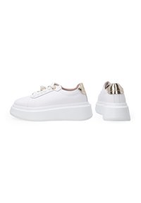 Weiße Schnürsneaker mit Plateau-Sohle, ausgestattet mit einem metallisch goldenen Fersenelement und einem strukturierten Innenfutter. Glattes Material.