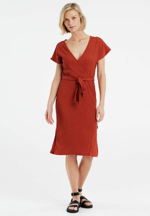 Roestkleurige, knie-lange wikkeljurk met korte mouwen, strik taille en textiele stof met subtiele verticale strepen.