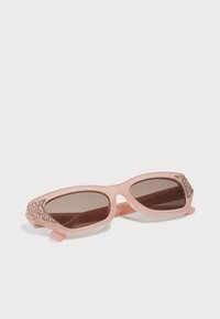 Ochelari de soare roz cu un finisaj lucios, având lentile de culoare maro și accente din cristale pe brate. Design cu ramă rectangulară.