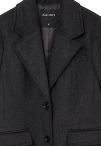 Blazer in misto lana grigio scuro con colletto a lancia, due bottoni e tasca frontale. Interno foderato visibile nel colletto. Taglia S.