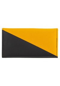 Portefeuille en cuir avec un design diagonal jaune et noir. Texture lisse avec des coutures propres le long des bords. Forme rectangulaire compacte.