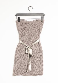 Robe beige froncée avec ceinture en satin, tissu texturé, design sans bretelles et silhouette lisse et fluide, présentée sur un cintre noir.