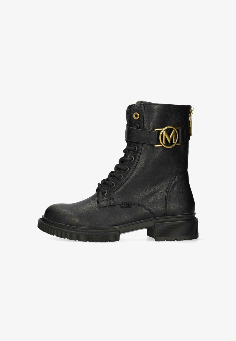 Botín de cuero negro hasta el tobillo con un acabado texturizado, parte frontal con cordones, herrajes en tono dorado y un acento de logo en la correa. Suela gruesa diseñada para durar.