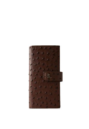 Portefeuille en cuir texturé marron foncé avec des points en relief et une fermeture pression dotée d'un petit emblème de botte doré.