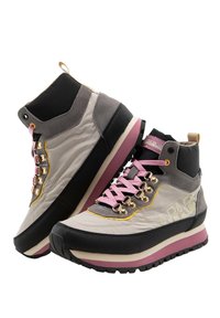 Sneaker alte in grigio, nero e beige con lacci rosa e finiture in oro. Presentano un design testurizzato e una suola rosa a contrasto.