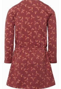 Robe bordeaux à manches longues avec motif de feuilles et baies orange et rose, taille élastique et ourlet au genou.