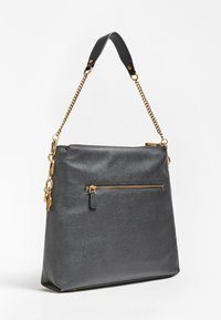 Szara skórzana torebka o fakturowanym wykończeniu, z górnym zamkiem błyskawicznym, zewnętrzną kieszenią na zamek, złotymi akcentami oraz plecionym paskiem na ramię.