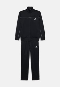 Survêtement de sport noir en tissu lisse. Comprend une veste zippée avec des accents blancs et un pantalon assorti, tous deux avec un logo.