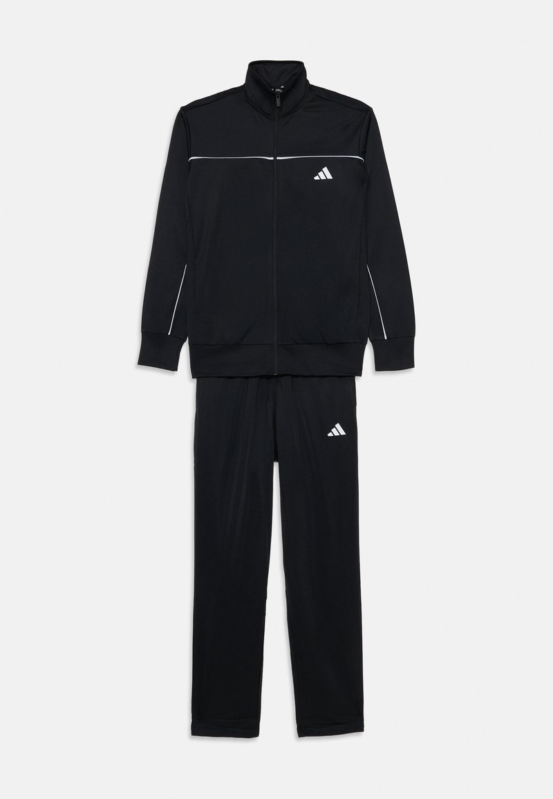 Survêtement de sport noir en tissu lisse. Comprend une veste zippée avec des accents blancs et un pantalon assorti, tous deux avec un logo.
