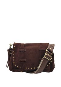 Sac à épaule en suède marron foncé avec des clous en laiton, une bandoulière en cuir ajustable et un rabat plié.