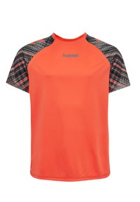Camiseta atlética de manga corta color naranja brillante con acentos negros en los hombros. Textura suave, cuello redondo sencillo, logo en relieve.