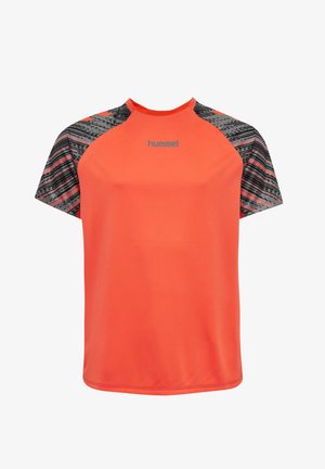 Leuchtend orangefarbenes, kurzärmliges Sportshirt mit schwarzen Mustern an den Schultern. Glatte Textur, einfacher Rundhalsausschnitt, geprägtes Logo.