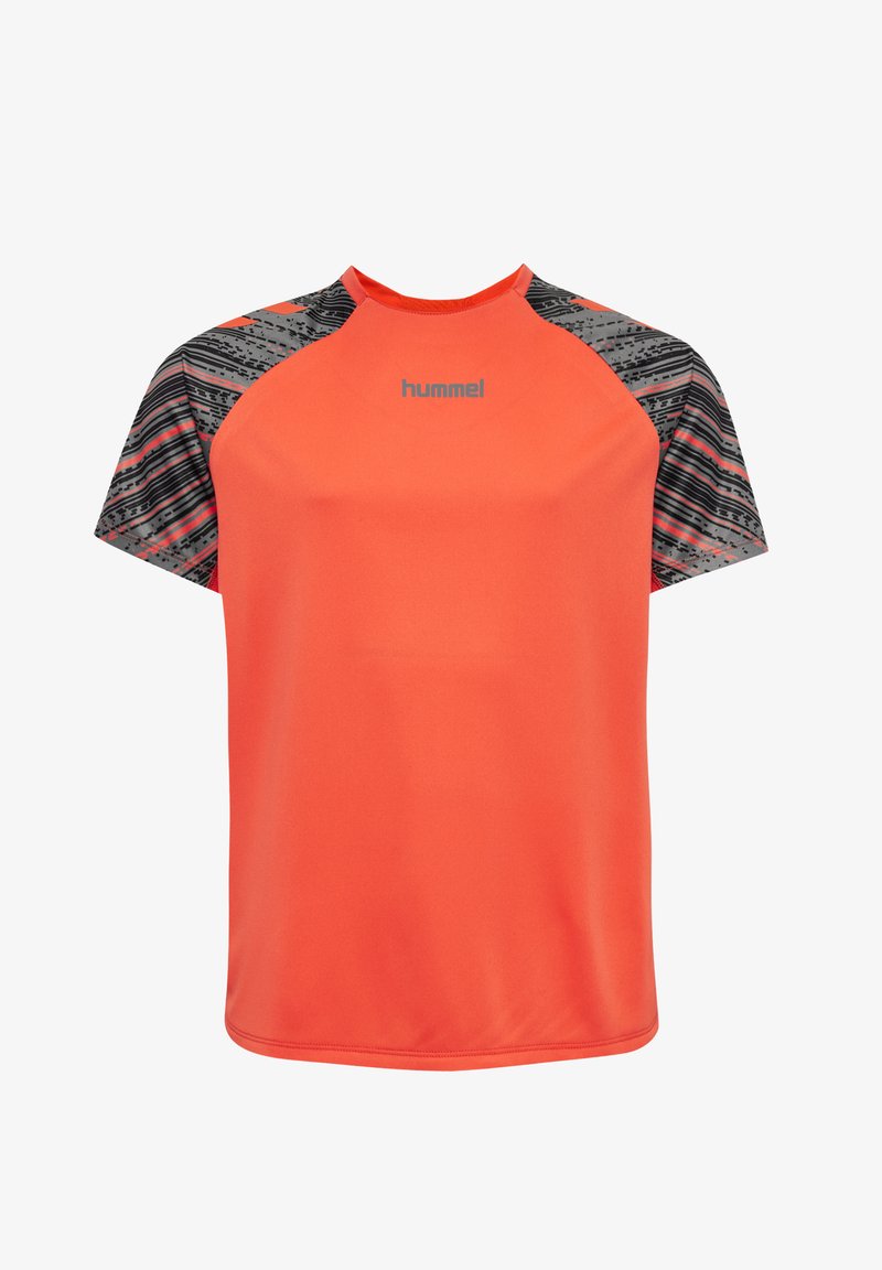 Camiseta atlética de manga corta color naranja brillante con acentos negros en los hombros. Textura suave, cuello redondo sencillo, logo en relieve.