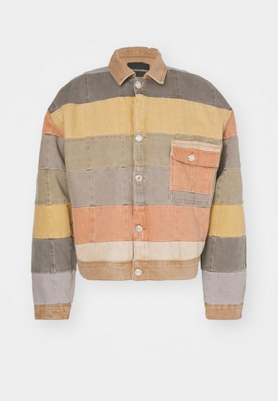 Baumwoll-Patchwork-Jacke mit horizontalen Streifen in Beige, Grau, Senfgelb und Terrakotta. Mit einer Vordertasche und Druckknöpfen.