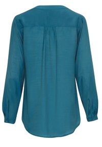 Blusa a maniche lunghe blu verde con yoke posteriore e pieghe arricciate, polsini con bottoni e orlo curvo.