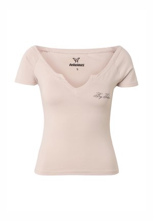 Camicia aderente rosa chiaro a maniche corte con scollo a V profondo e piccolo testo decorativo "By Felicious" sul petto sinistro.