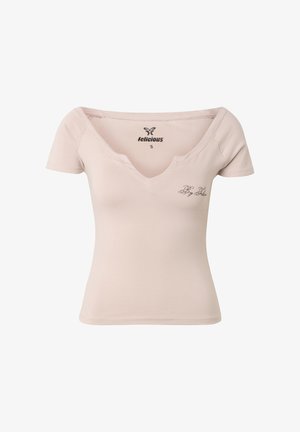Vaaleanpunainen, lyhythihainen istuva paita, jossa on syvä V-kaula-aukko ja pieni koristeellinen teksti "By Felicious" vasemmassa rinnassa.