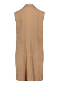 Beżowa kamizelka bez rękawów wykonana z zamszu o gładkiej fakturze, z ostrym kołnierzem i gładkim szwem na plecach. Brak widocznych zapięć i kieszeni.