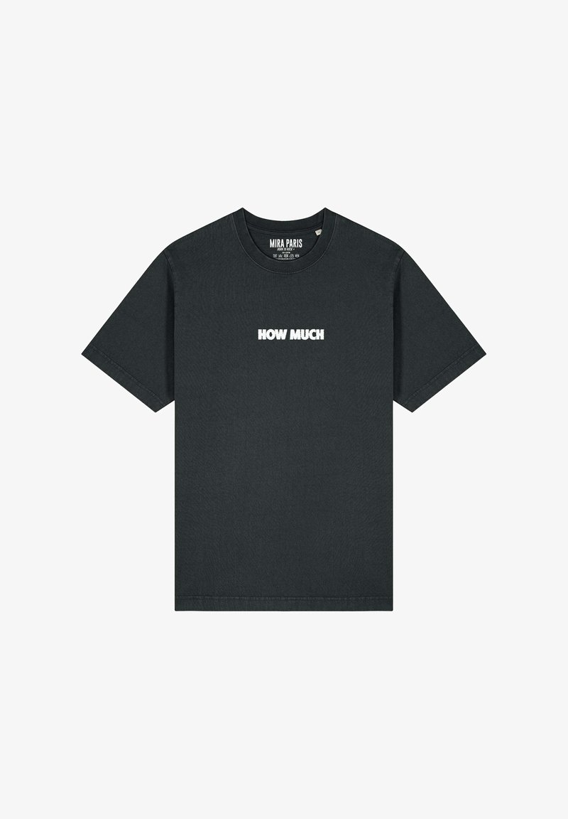 Zwarte katoenen T-shirt met een ronde hals en korte mouwen, voorzien van de tekst "HOW MUCH" in vetgedrukte witte letters op de voorkant.