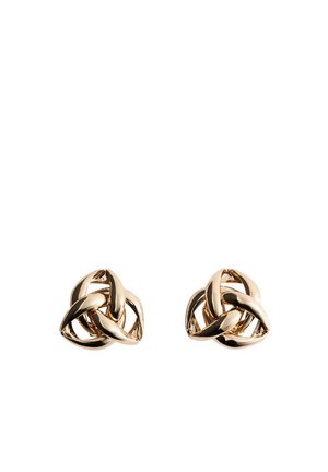 Paire de boucles d’oreilles clous en or brillant avec nœud torsadé, surfaces lisses et arrondies sur fond blanc.