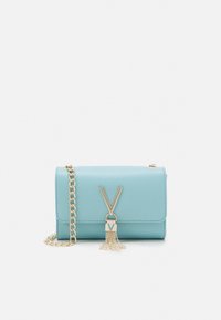 Ljusblå läder crossbody-väska med ett guldkedjesnöre, utrustad med ett V-format spänne och en dekorativ tassel-detalj.