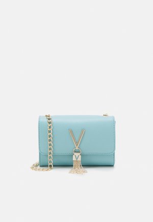 Jasnoniebieska skórzana torebka crossbody z złotym łańcuszkiem, wyposażona w zapięcie w kształcie litery V i dekoracyjny szczegół w postaci frędzla.