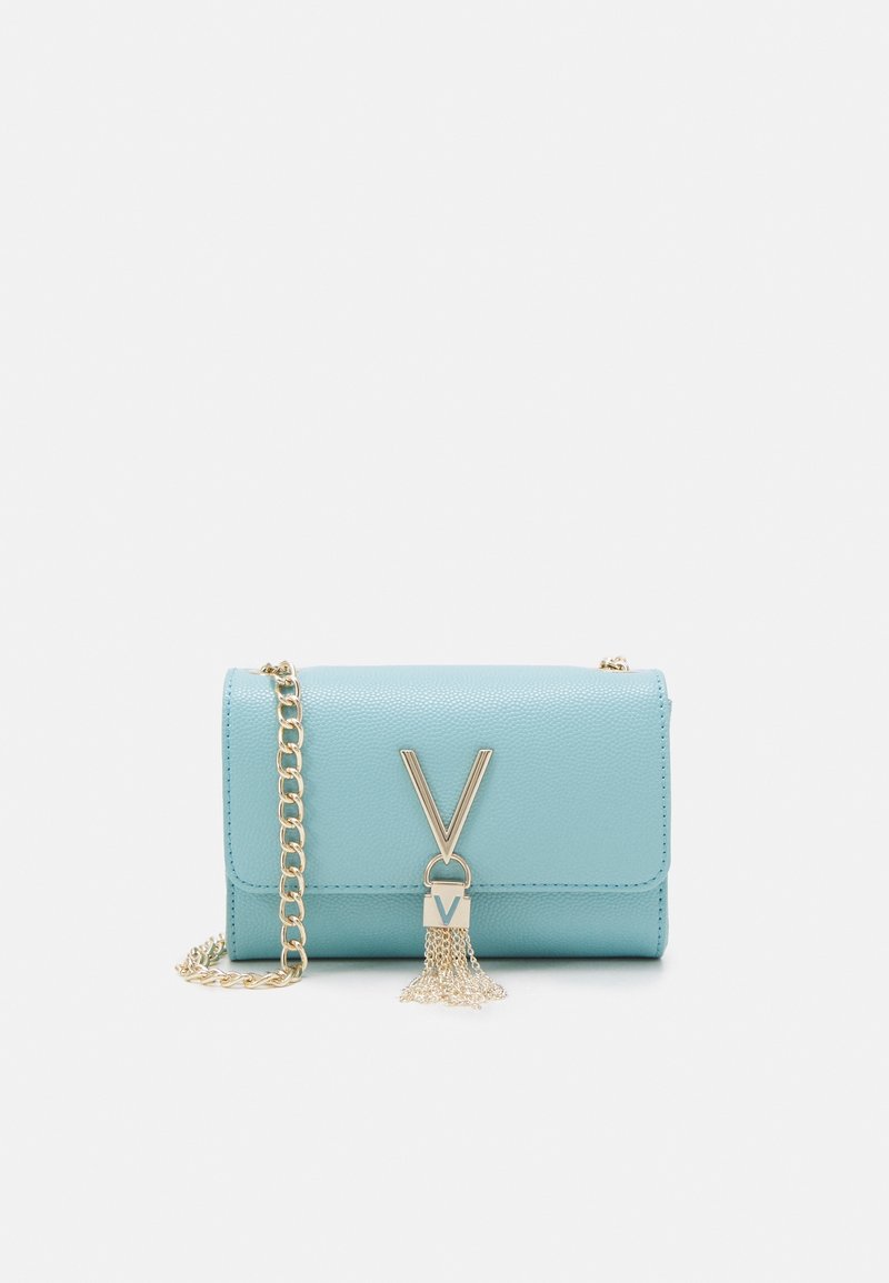 Ljusblå läder crossbody-väska med ett guldkedjesnöre, utrustad med ett V-format spänne och en dekorativ tassel-detalj.