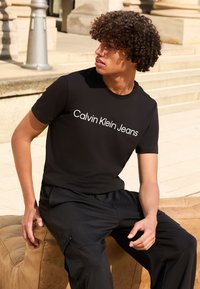 Calvin Klein Jeans - CORE INSTITUTIONAL LOGO SLIM TEE - Print T-shirt - zwart Thumbnail Image 1