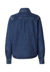Ciemnoniebieska kurtka dżinsowa z ostrym kołnierzem, zapinanymi na guziki mankietami i prostym tyłem. Prosta, teksturowana tkanina o klasycznym wyglądzie.