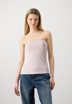 Top sin tirantes de color rosa claro, hecho de un tejido elástico, con un diseño ajustado y una textura suave, combinado con jeans de mezclilla azules.