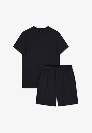 Czarny t-shirt z krótkim rękawem i okrągłym dekoltem, zestawiony z czarnymi szortami na elastycznej talii, leżący na białym tle.